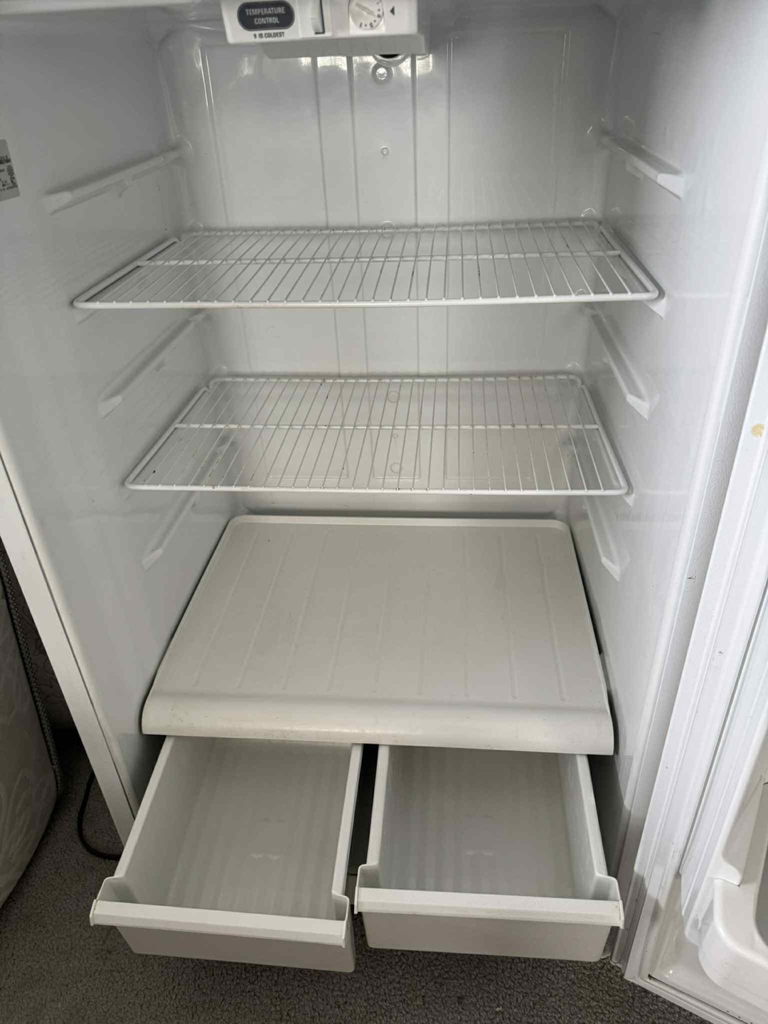 Moffat White Fridge with Freezer in working condition - photo 5