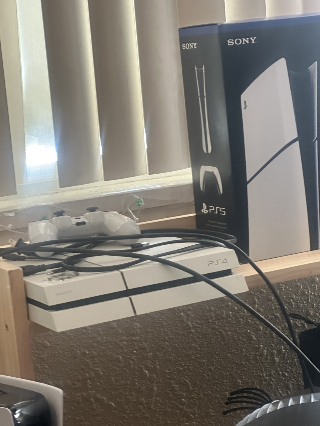 Sony PlayStation 4, HDMI cable and 1 controller