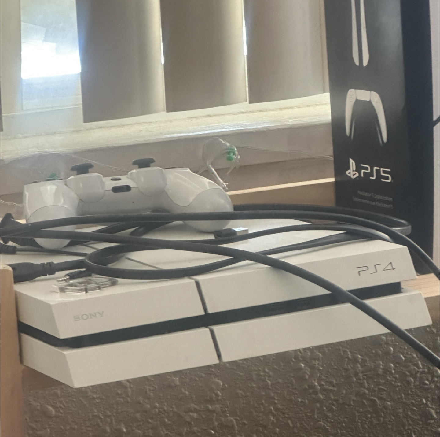 Sony PlayStation 4, HDMI cable and 1 controller - photo 2