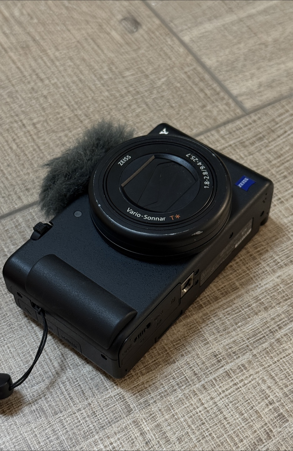 Sony zv-1 & accessories - photo 2