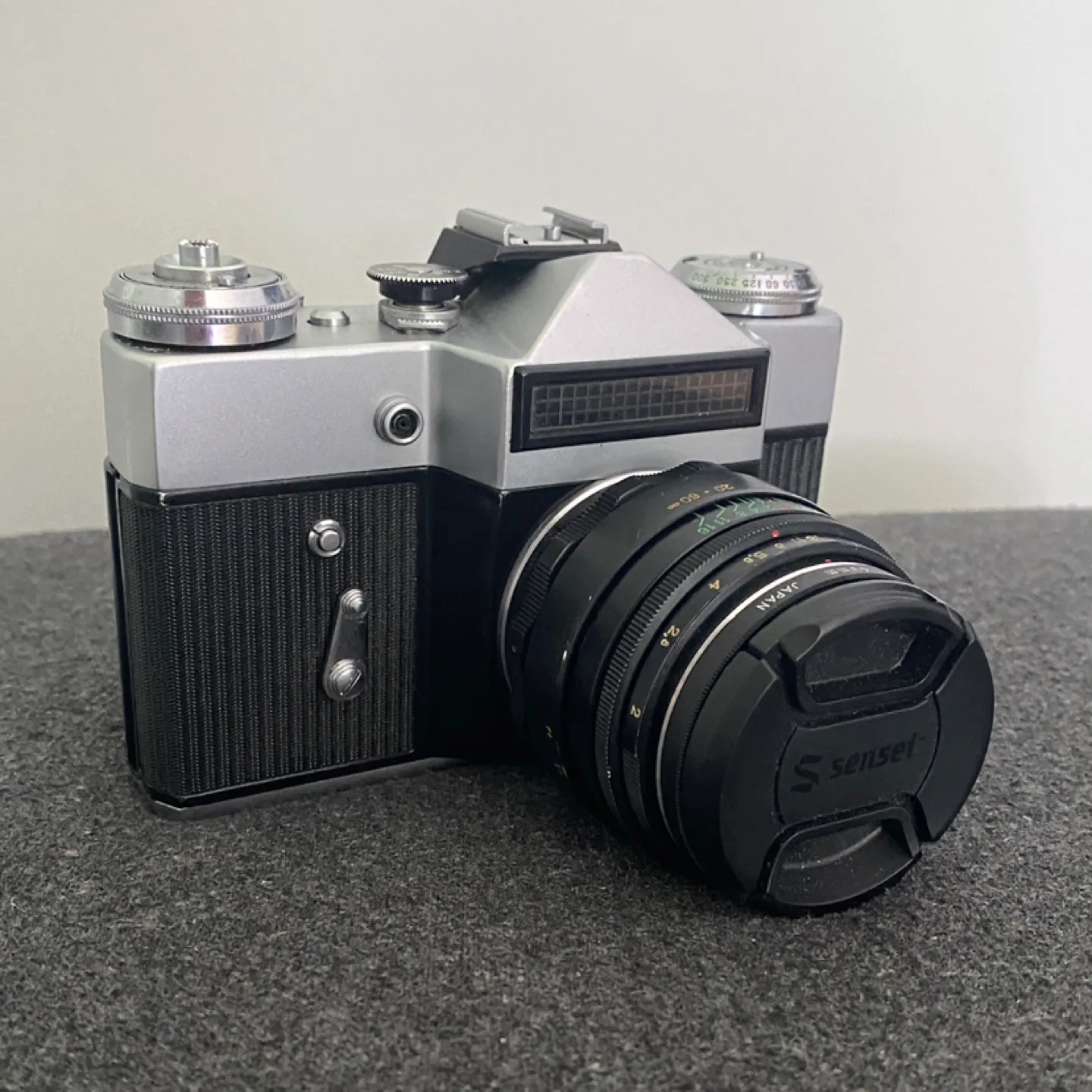 Zenit-E 35mm Film SLR + Helios-44-2 58mm f/2 + 200mm f/3.5 Lens image indicator(6)