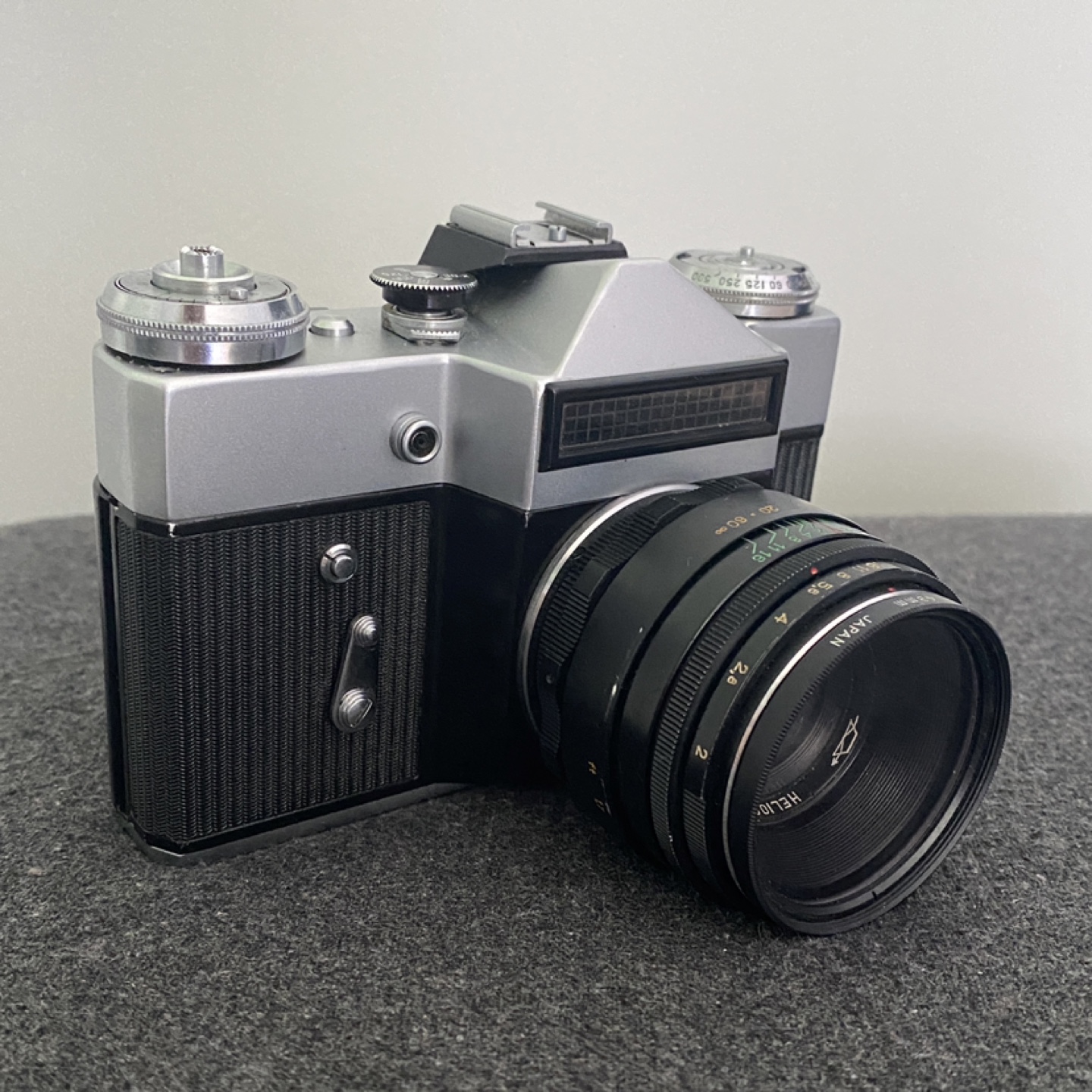 Zenit-E 35mm Film SLR + Helios-44-2 58mm f/2 + 200mm f/3.5 Lens - photo 5