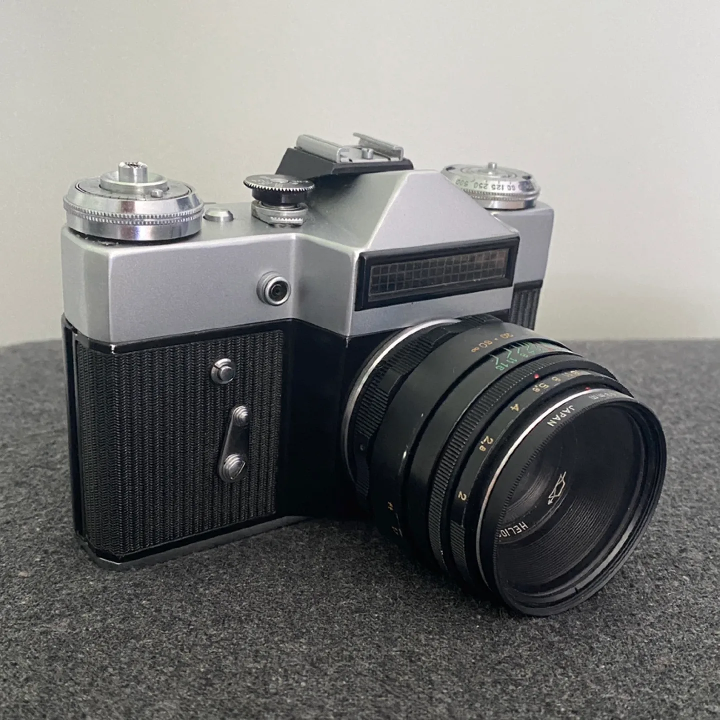 Zenit-E 35mm Film SLR + Helios-44-2 58mm f/2 + 200mm f/3.5 Lens image indicator(5)