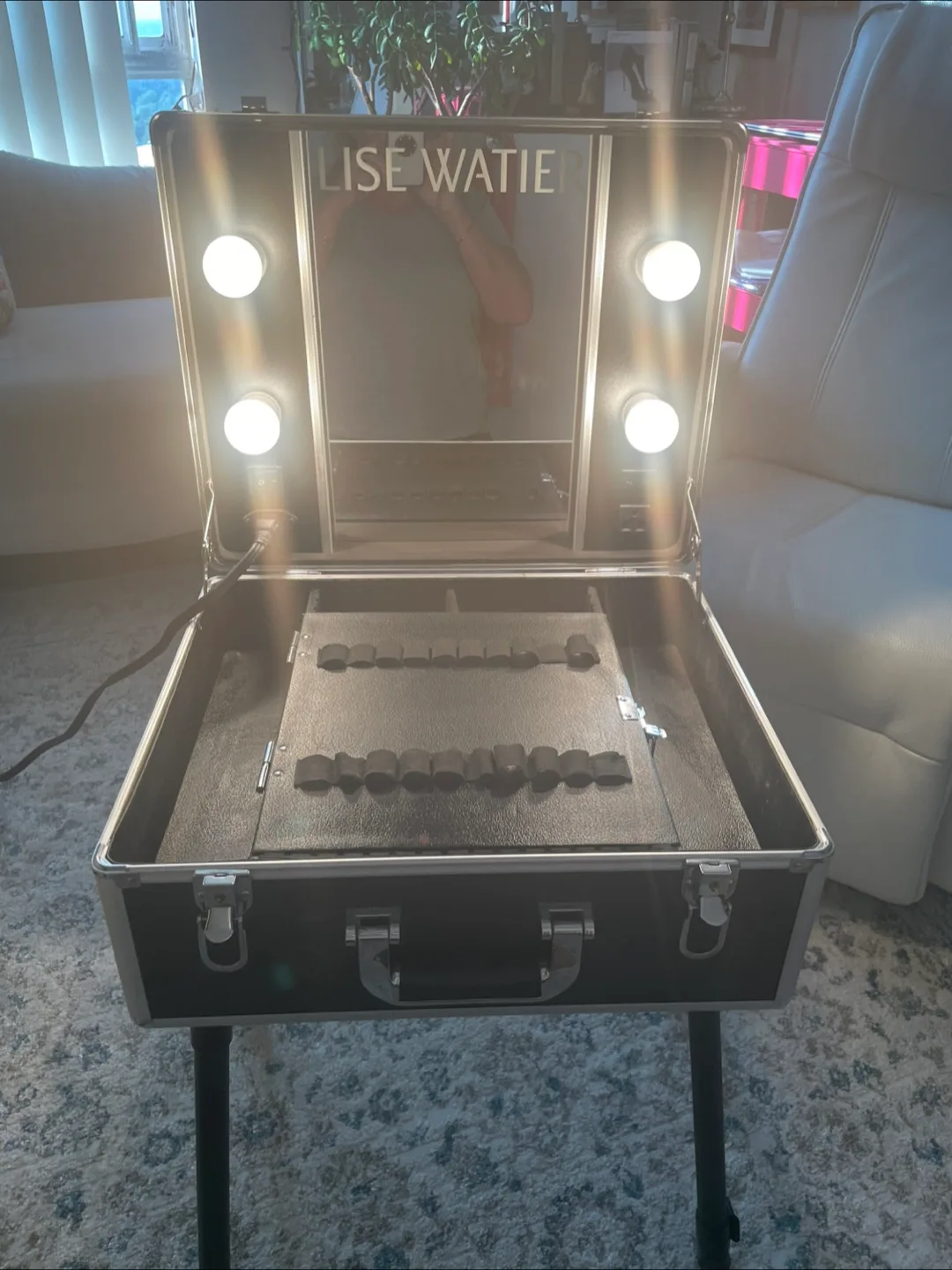 Lise Watier Makeup Case image indicator(8)