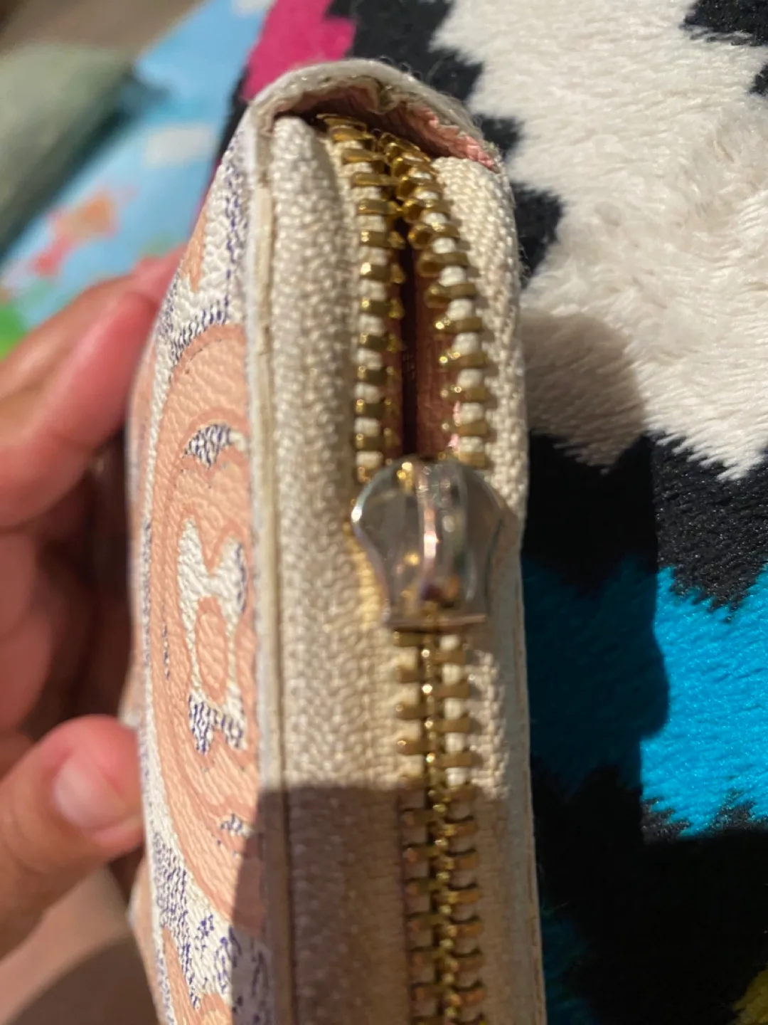 Louis Vuitton White and Pink Wallet image indicator(7)