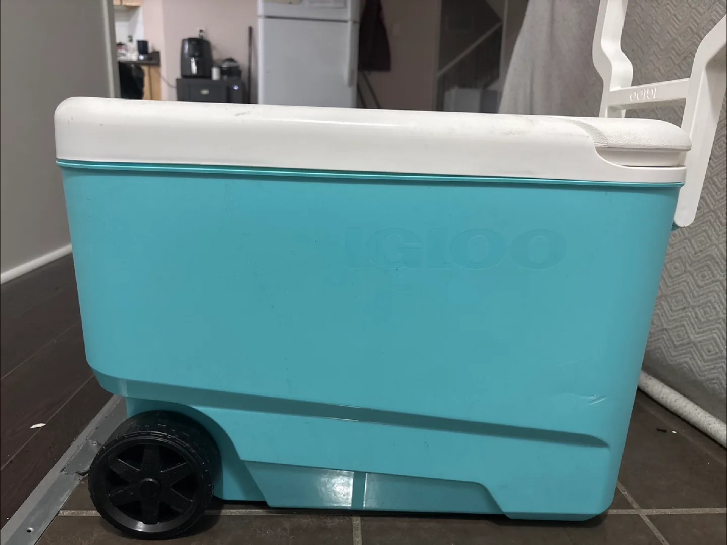 Igloo Wheeled Cooler image indicator(3)