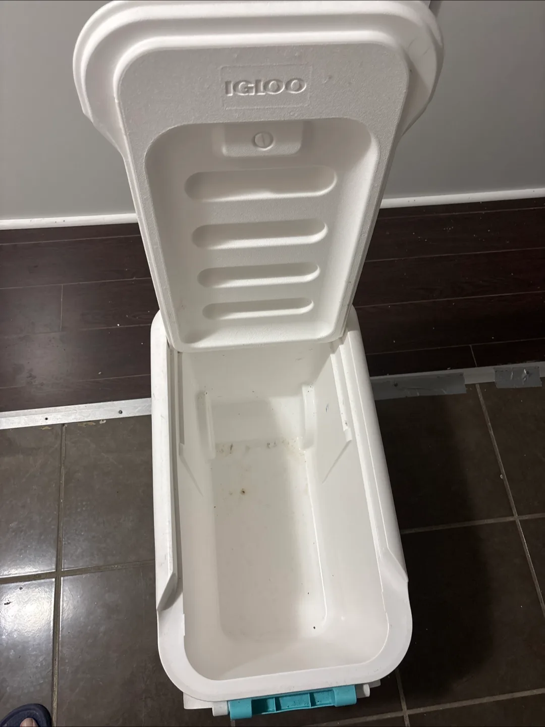 Igloo Wheeled Cooler image indicator(4)