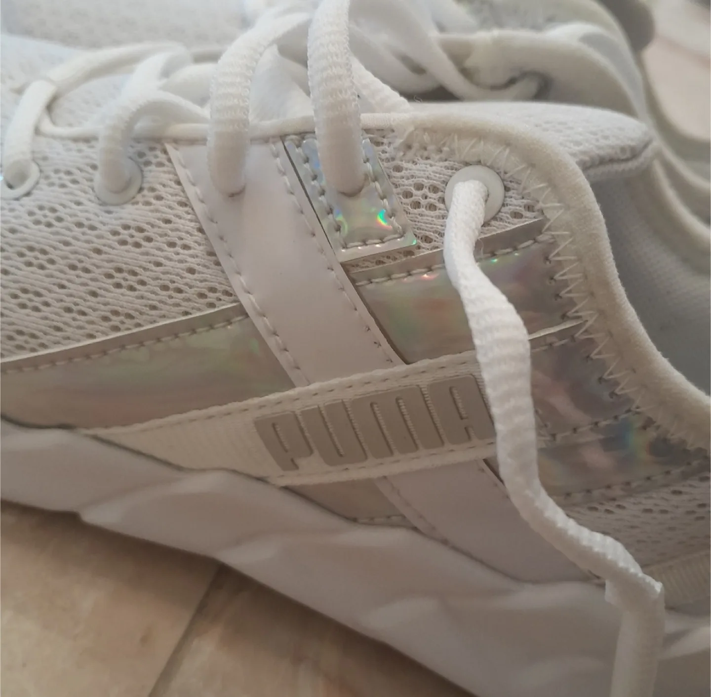 Women’s Puma Sneakers 6.5 image indicator(4)