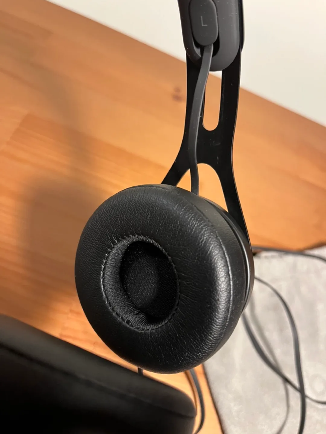 Beats by Dre EP Wired On-Ear Headphones image indicator(5)