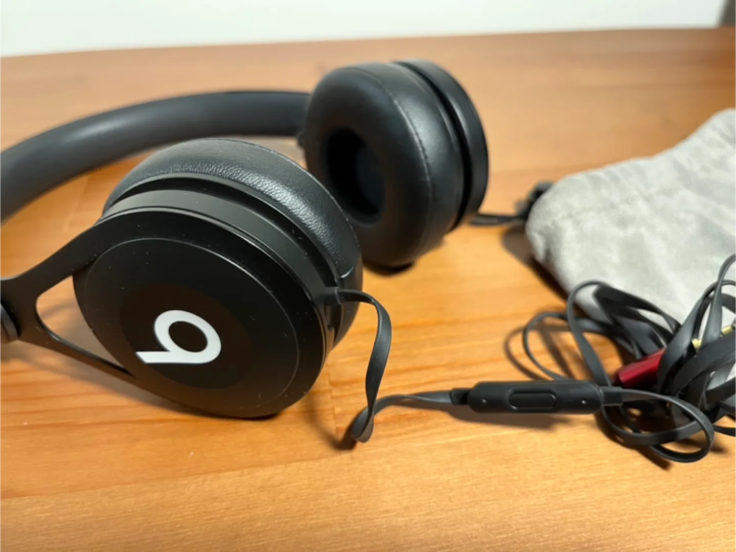 Beats by Dre EP Wired On-Ear Headphones image indicator(3)