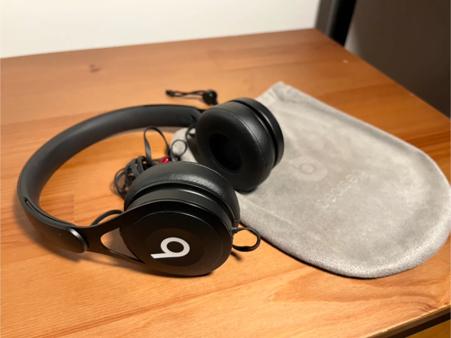 Beats by Dre EP Wired On-Ear Headphones image indicator(2)