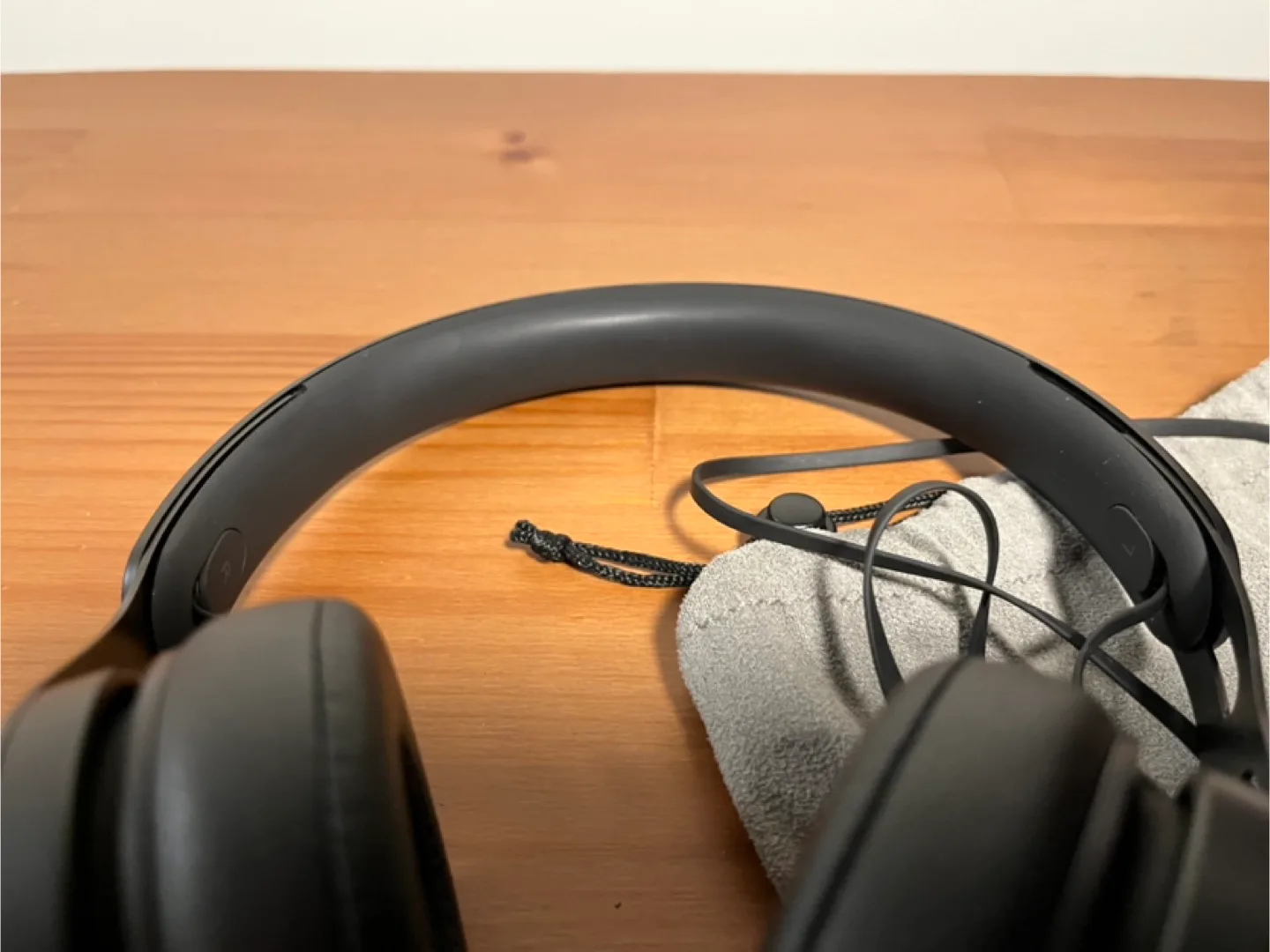 Beats by Dre EP Wired On-Ear Headphones image indicator(7)