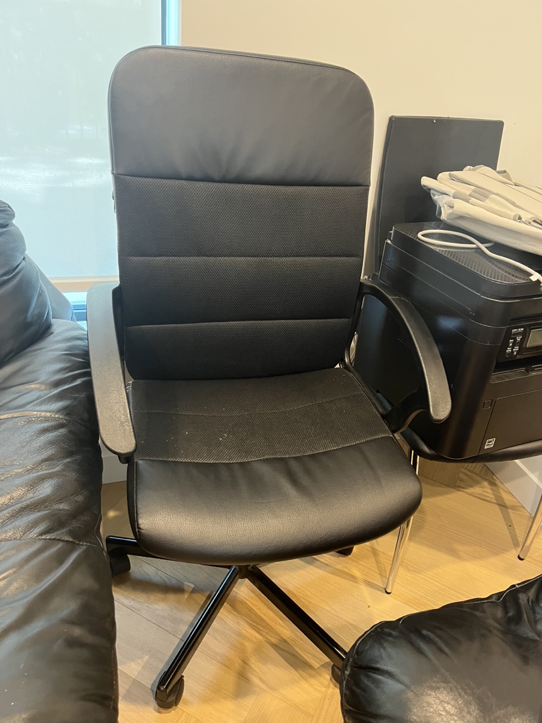 Desk chair with armrests