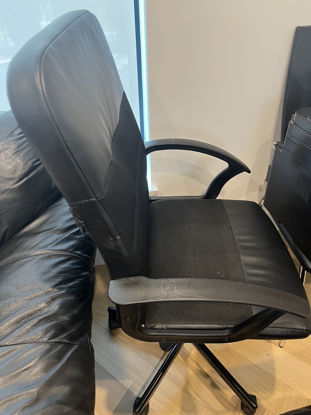 Desk chair with armrests - photo 4