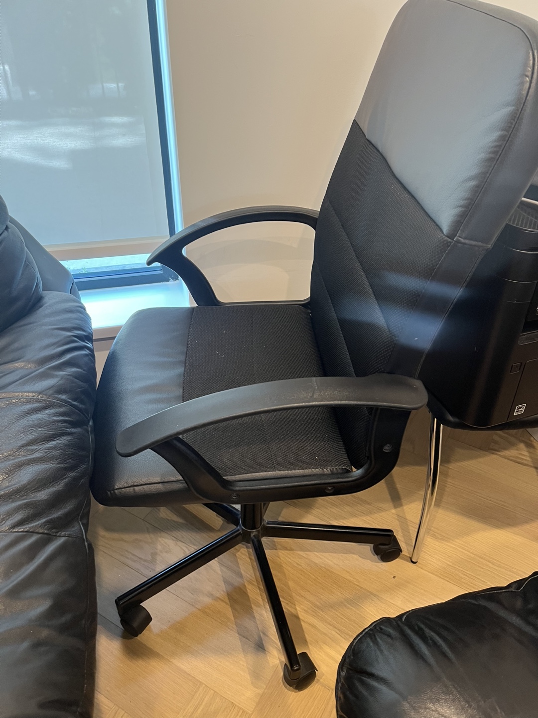 Desk chair with armrests - photo 2