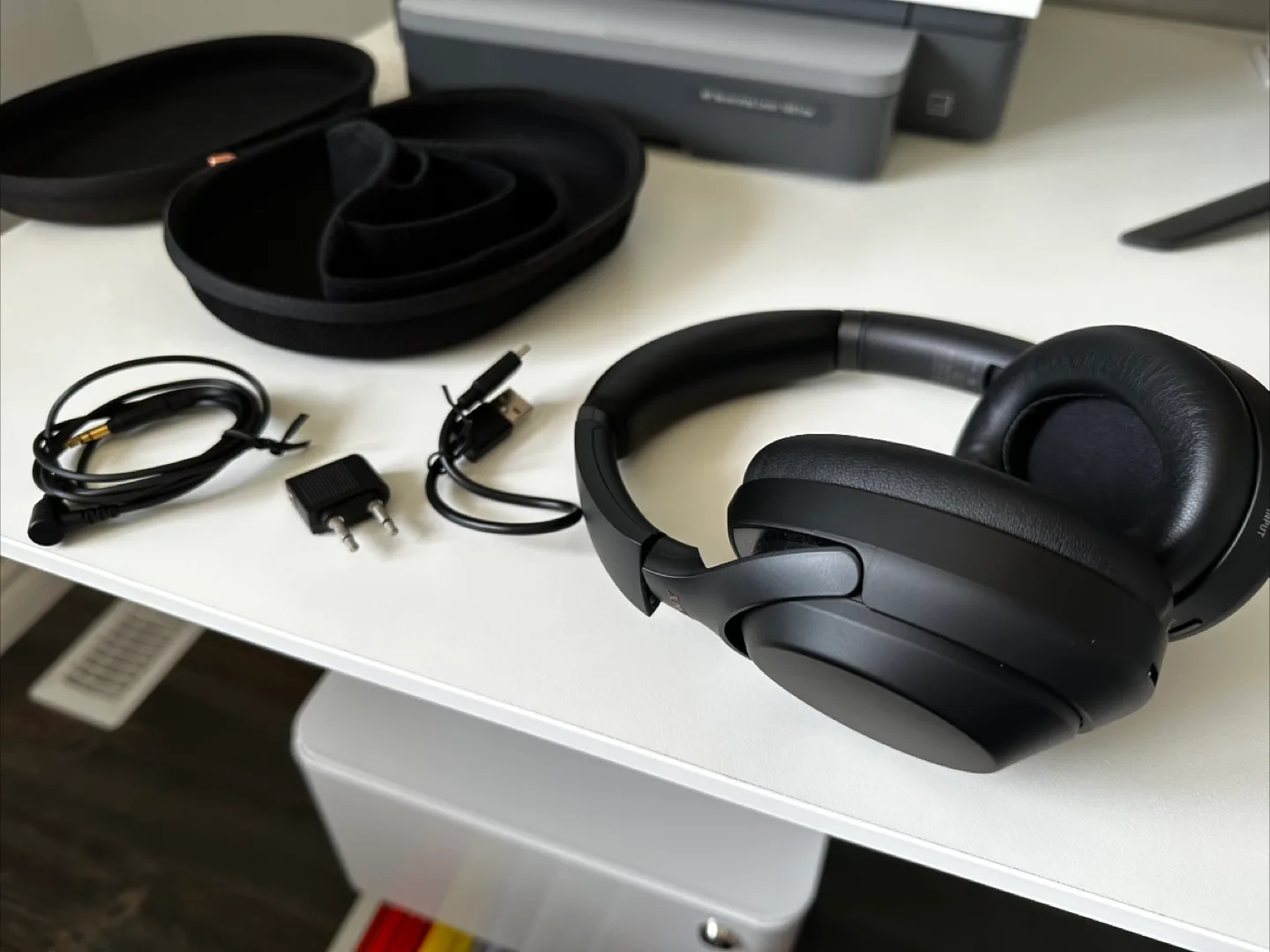 Sony WH-1000XM3 with case and cables image indicator(3)