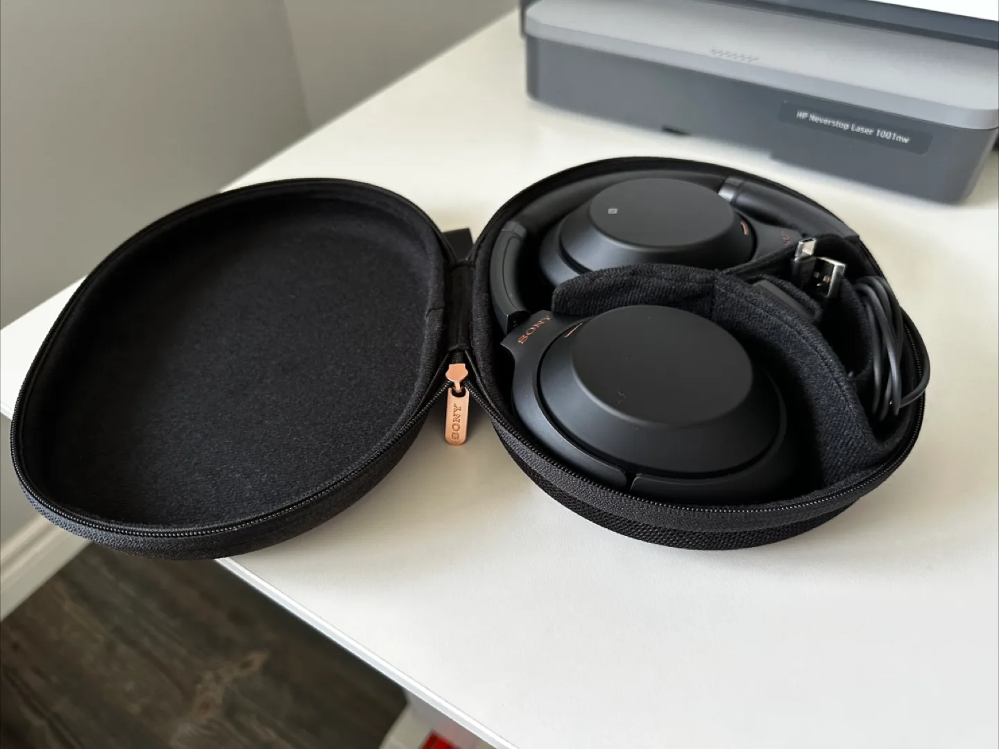 Sony WH-1000XM3 with case and cables image indicator(5)