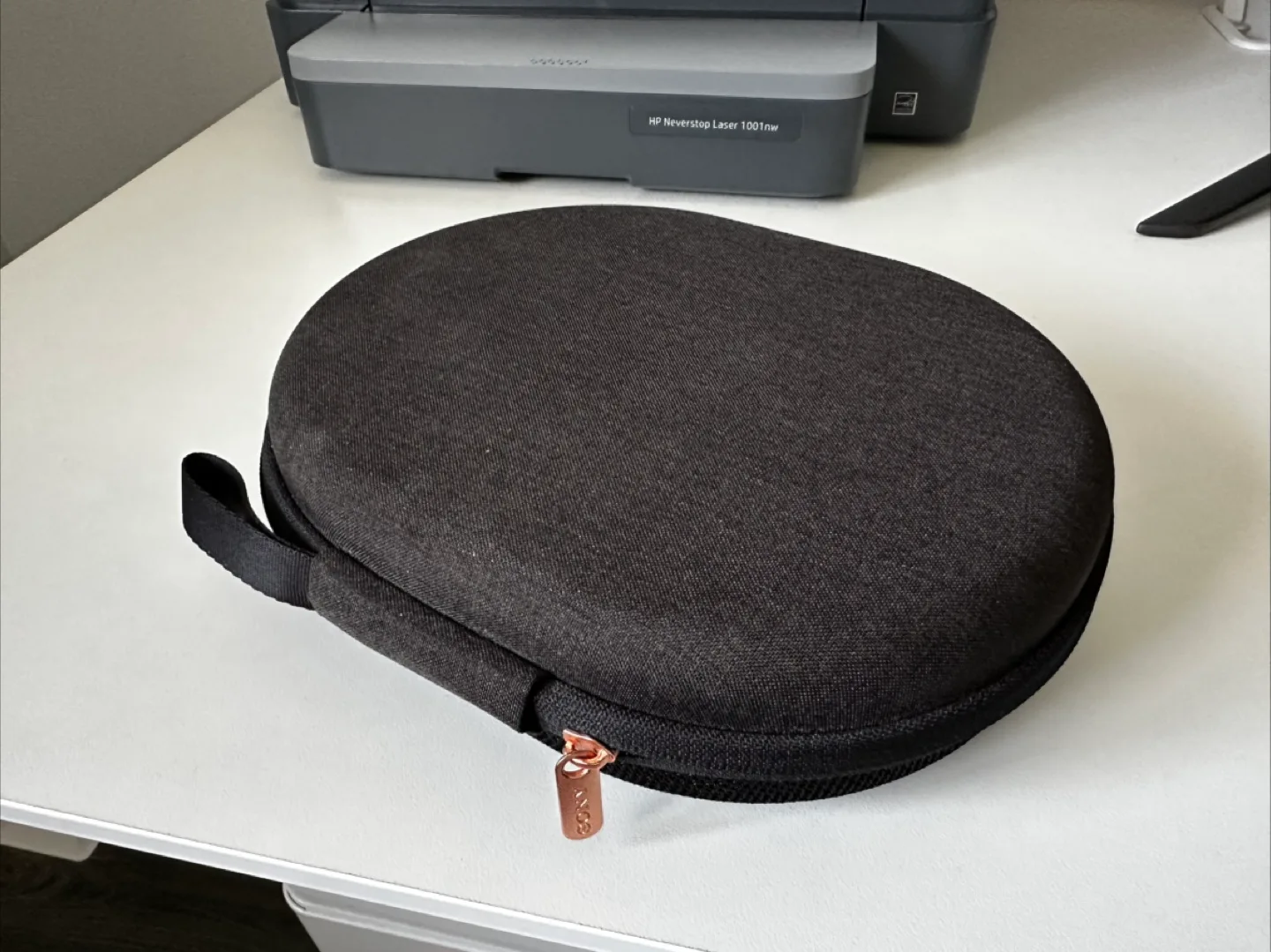 Sony WH-1000XM3 with case and cables image indicator(4)