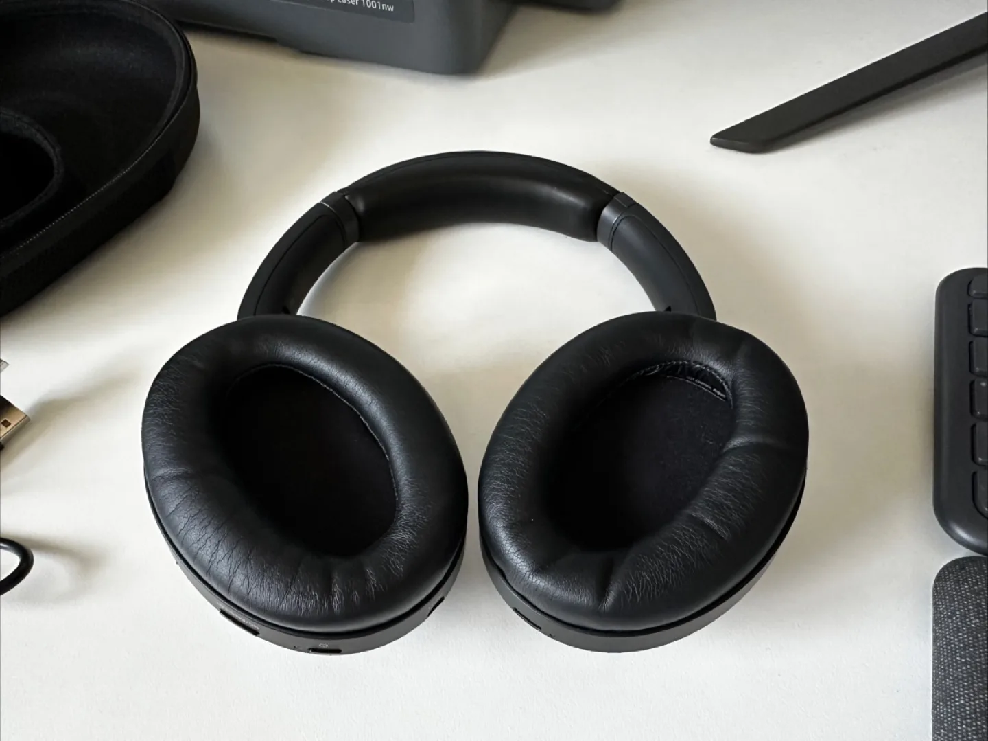 Sony WH-1000XM3 with case and cables image indicator(2)