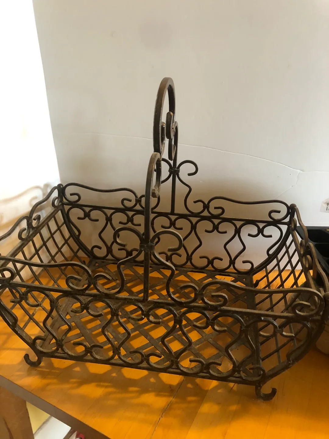 Decorative Wrought Iron Basket with Handle image indicator(2)