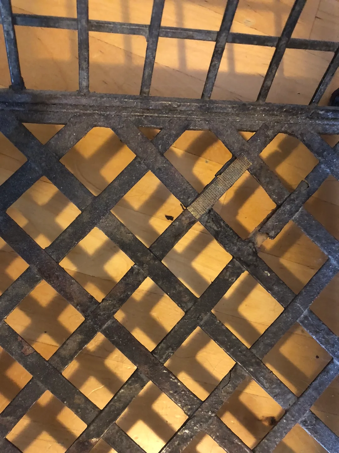 Decorative Wrought Iron Basket with Handle image indicator(3)