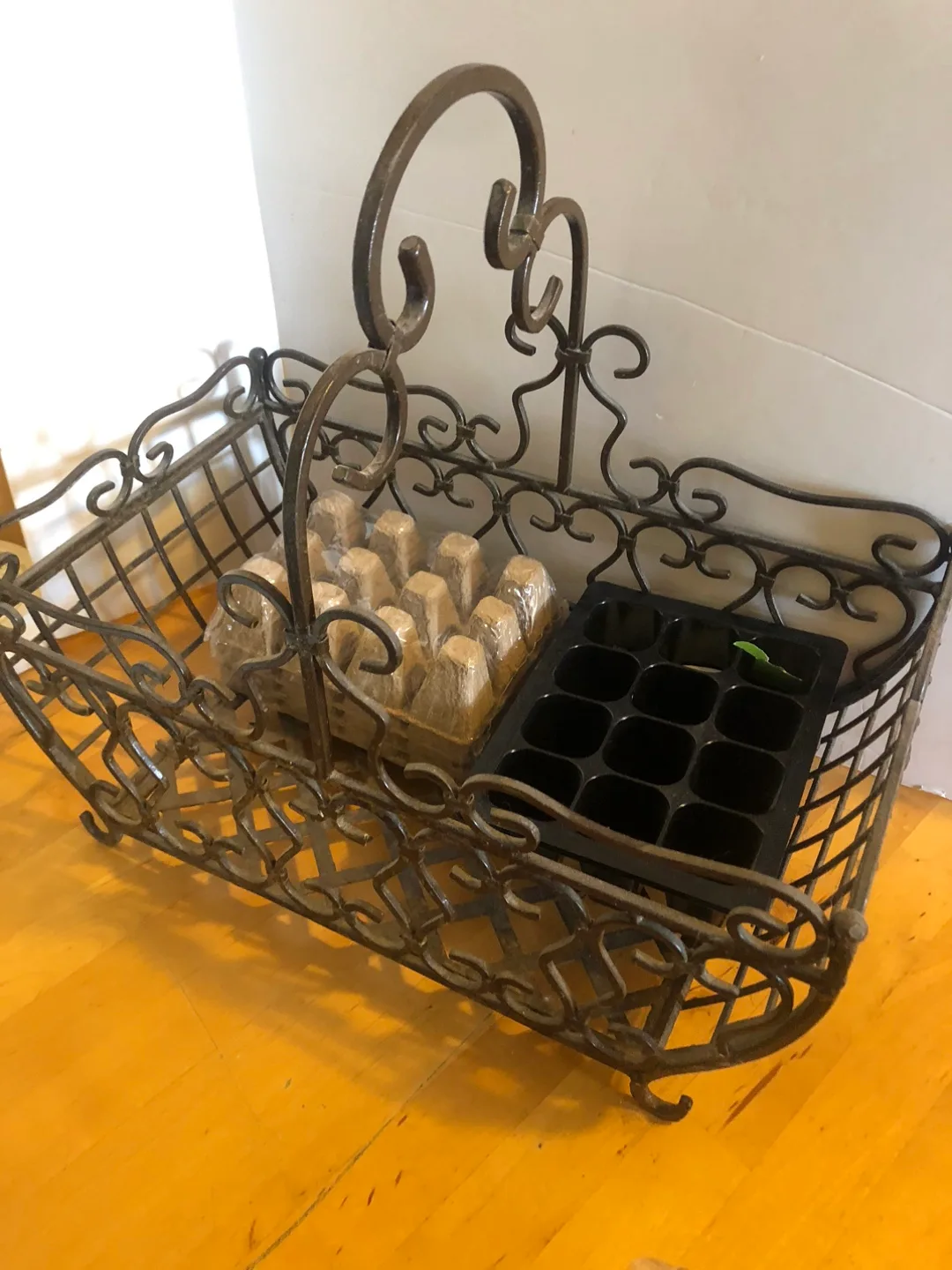 Decorative Wrought Iron Basket with Handle image indicator(4)
