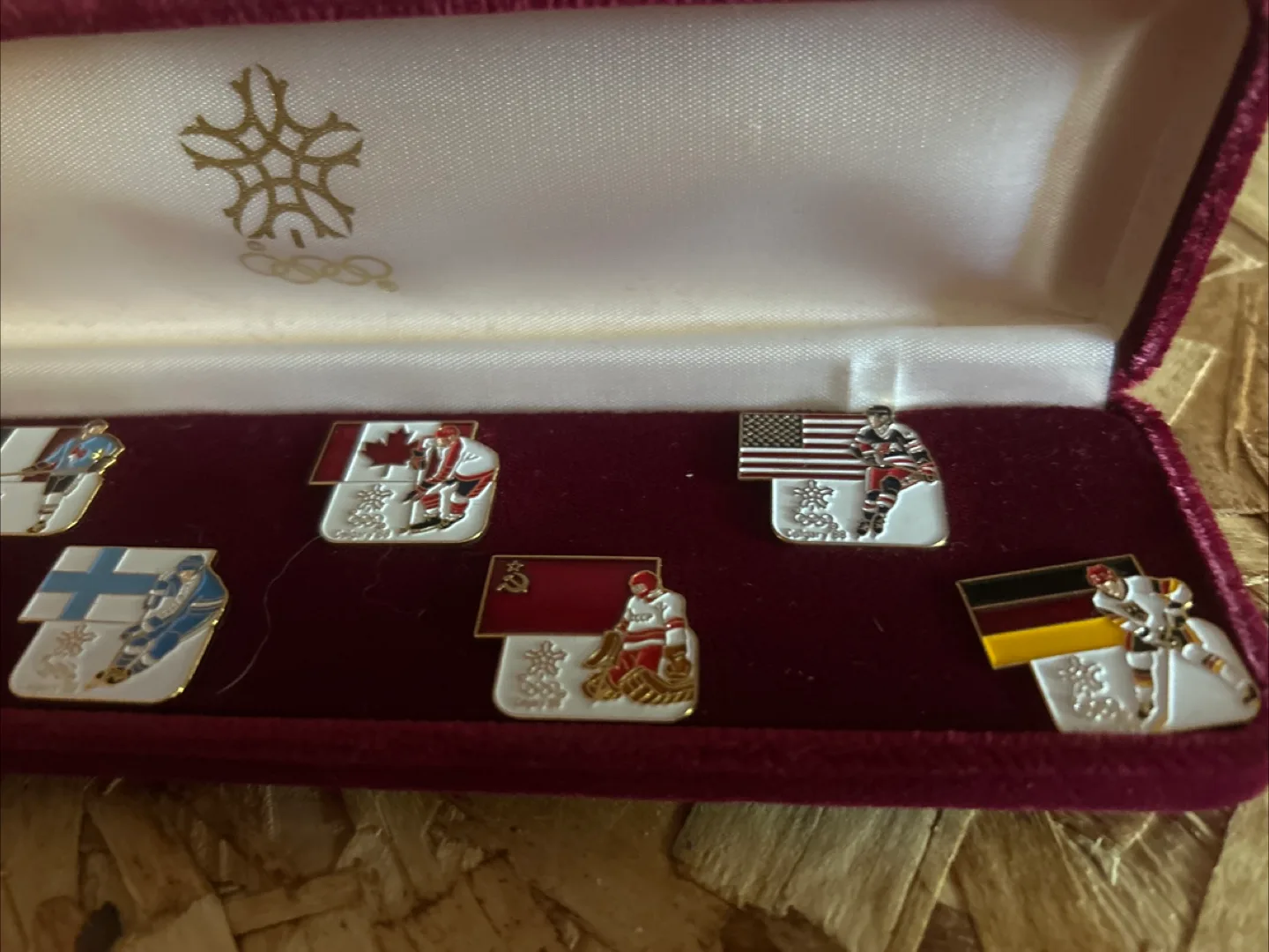 Vintage Olympics Pin Set with Case image indicator(2)