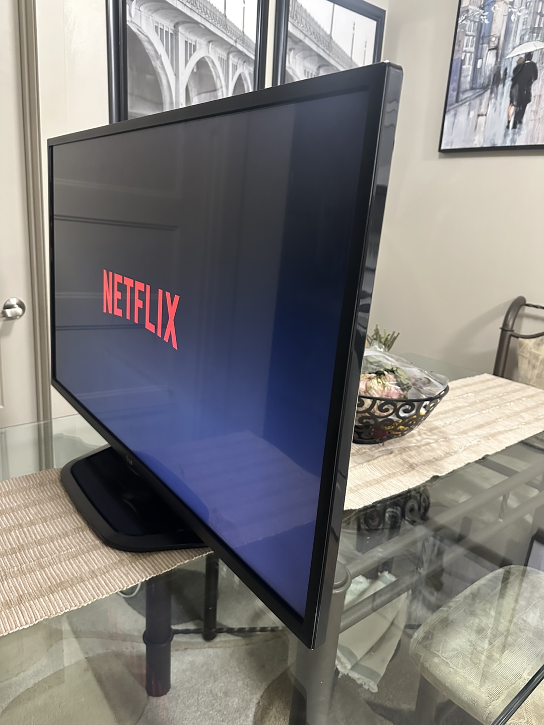 43-inch LG Smart TV in perfect working condition. - photo 2