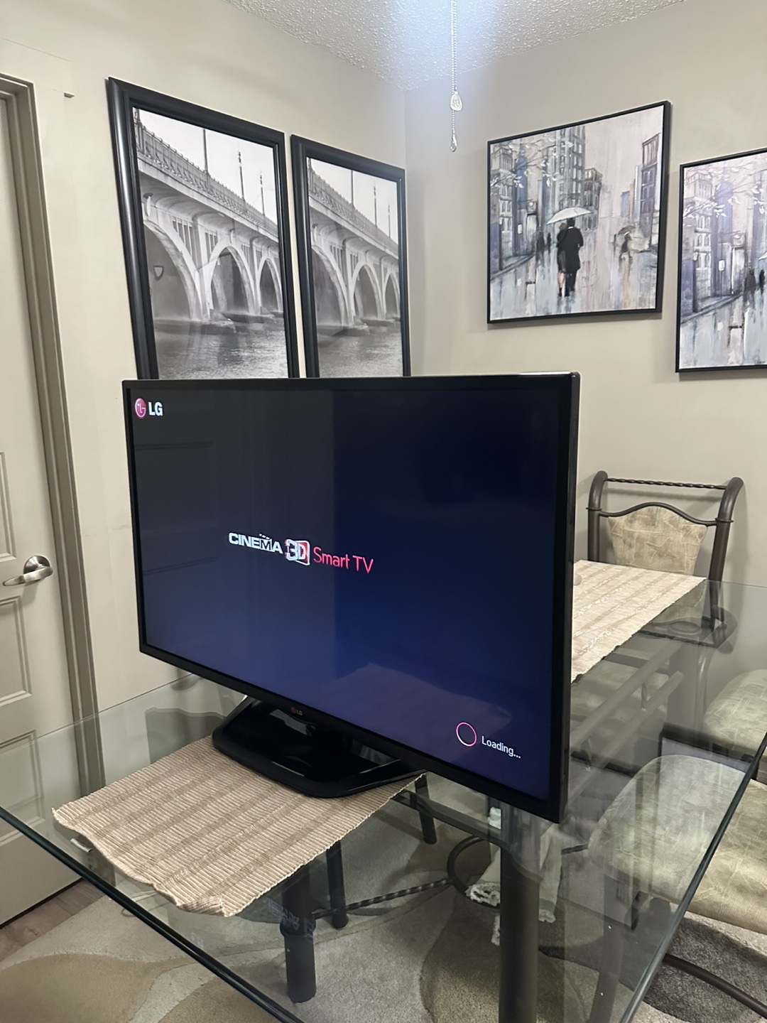 43-inch LG Smart TV in perfect working condition. - photo 3