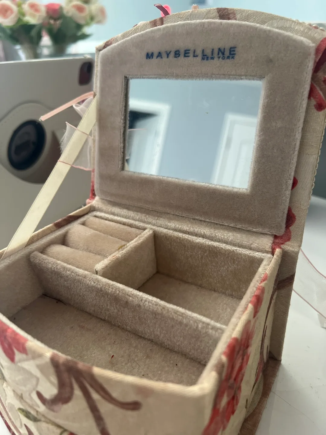 Floral Print Jewelry Box of brand Maybelline  🥕 image indicator(2)