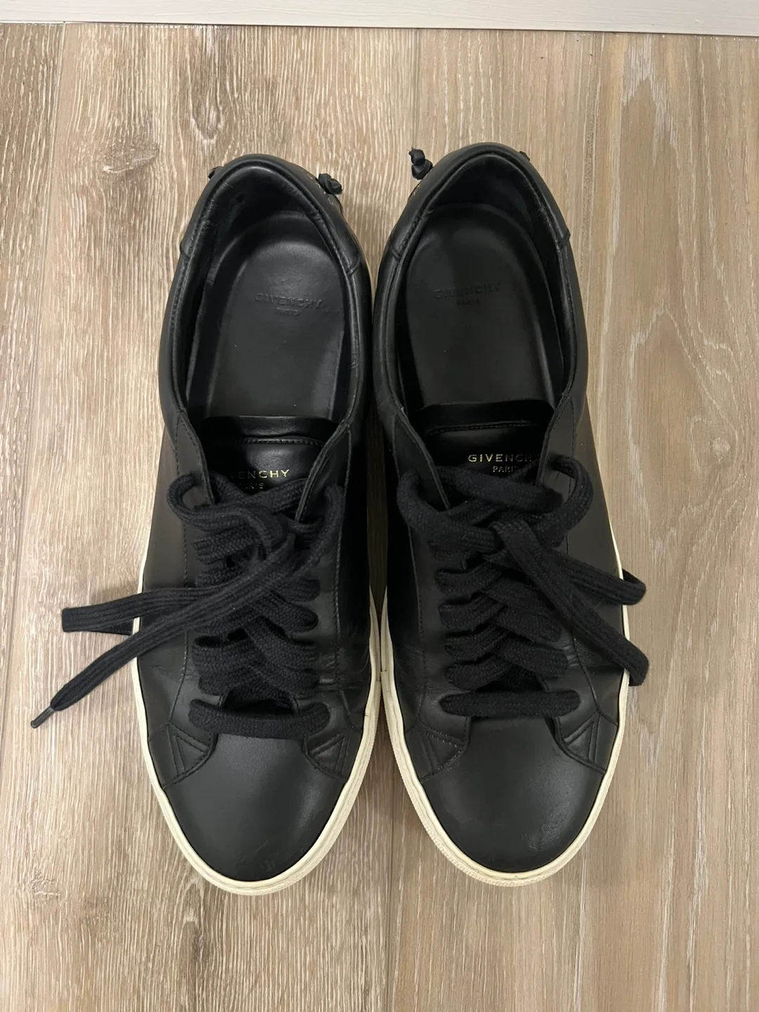 Givenchy Paris Knots Urban Leather Sneaker US 7 image indicator(9)