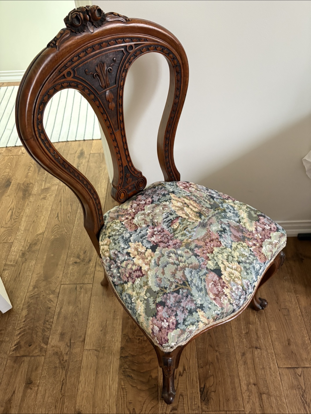 Set of 6 - 1860s Victorian antique walnut chairs