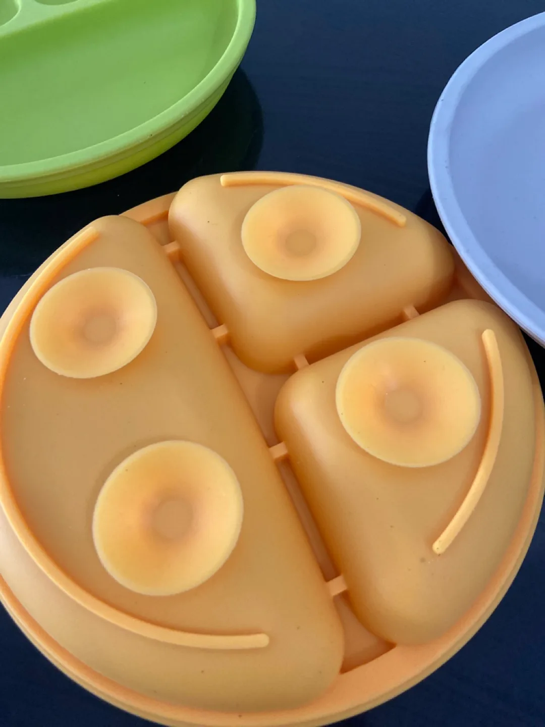 Divided Plates with Suction Cups image indicator(2)