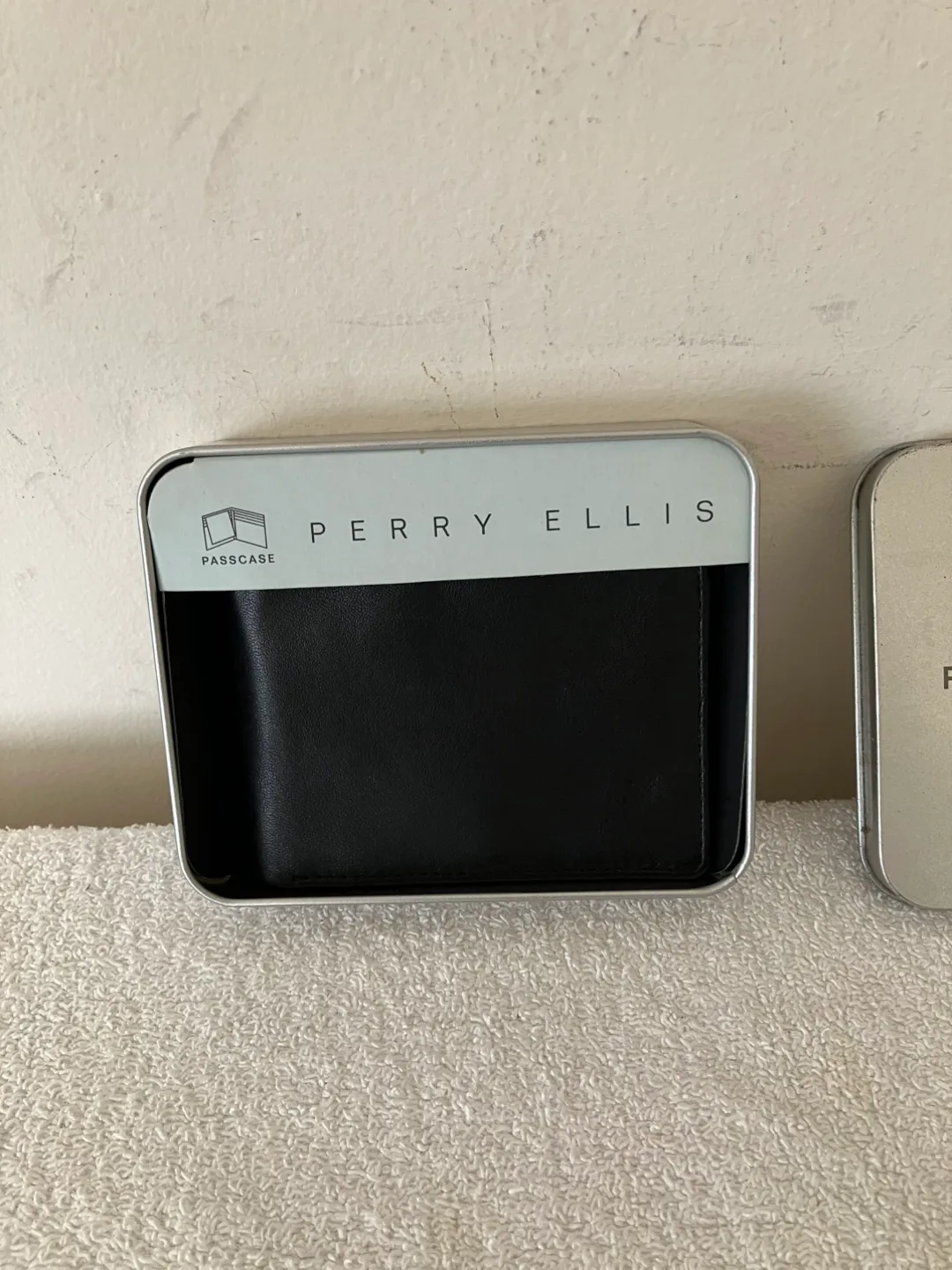 Perry Ellis Leather Wallet image indicator(4)
