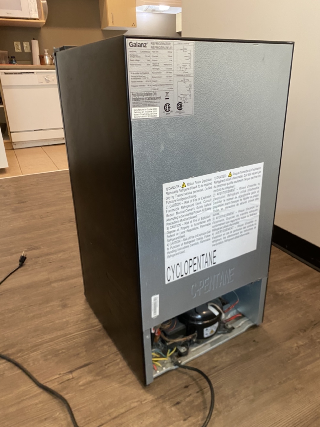 Galanz Compact Refrigerator - photo 3