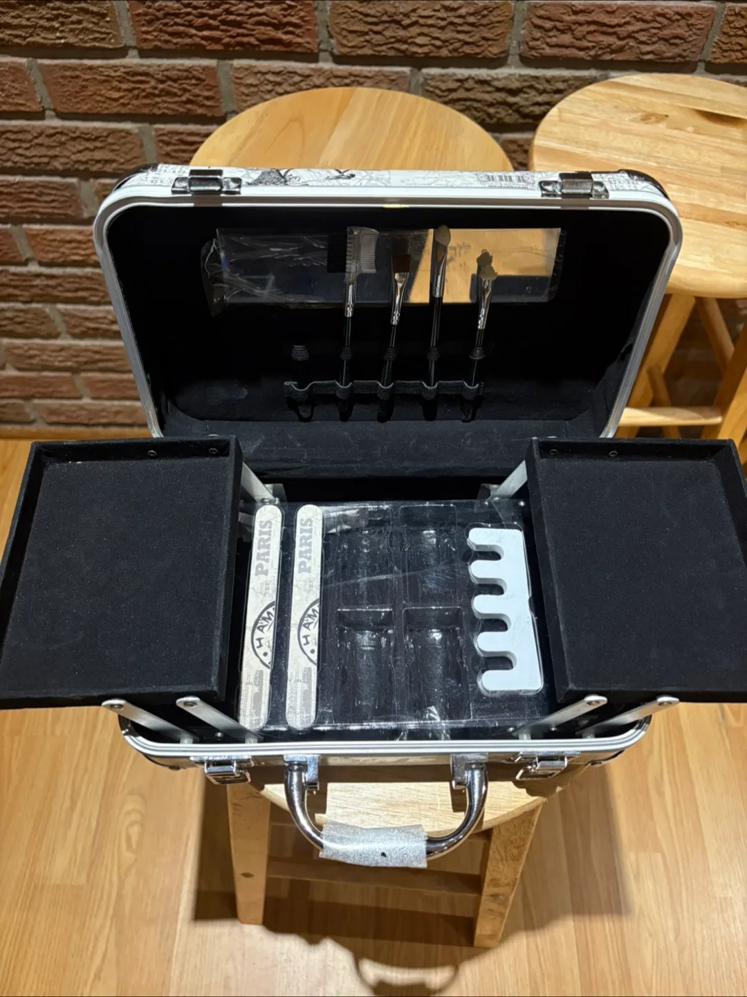 Makeup box with makeup brushes (Never used) (FREE) image indicator(3)