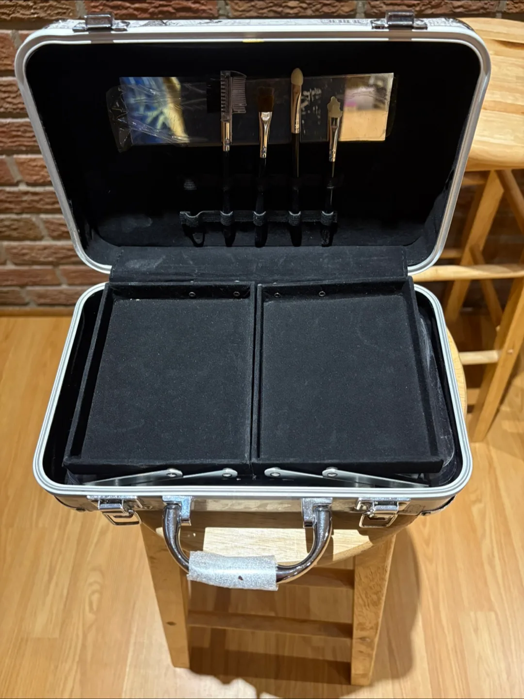 Makeup box with makeup brushes (Never used) (FREE) image indicator(2)