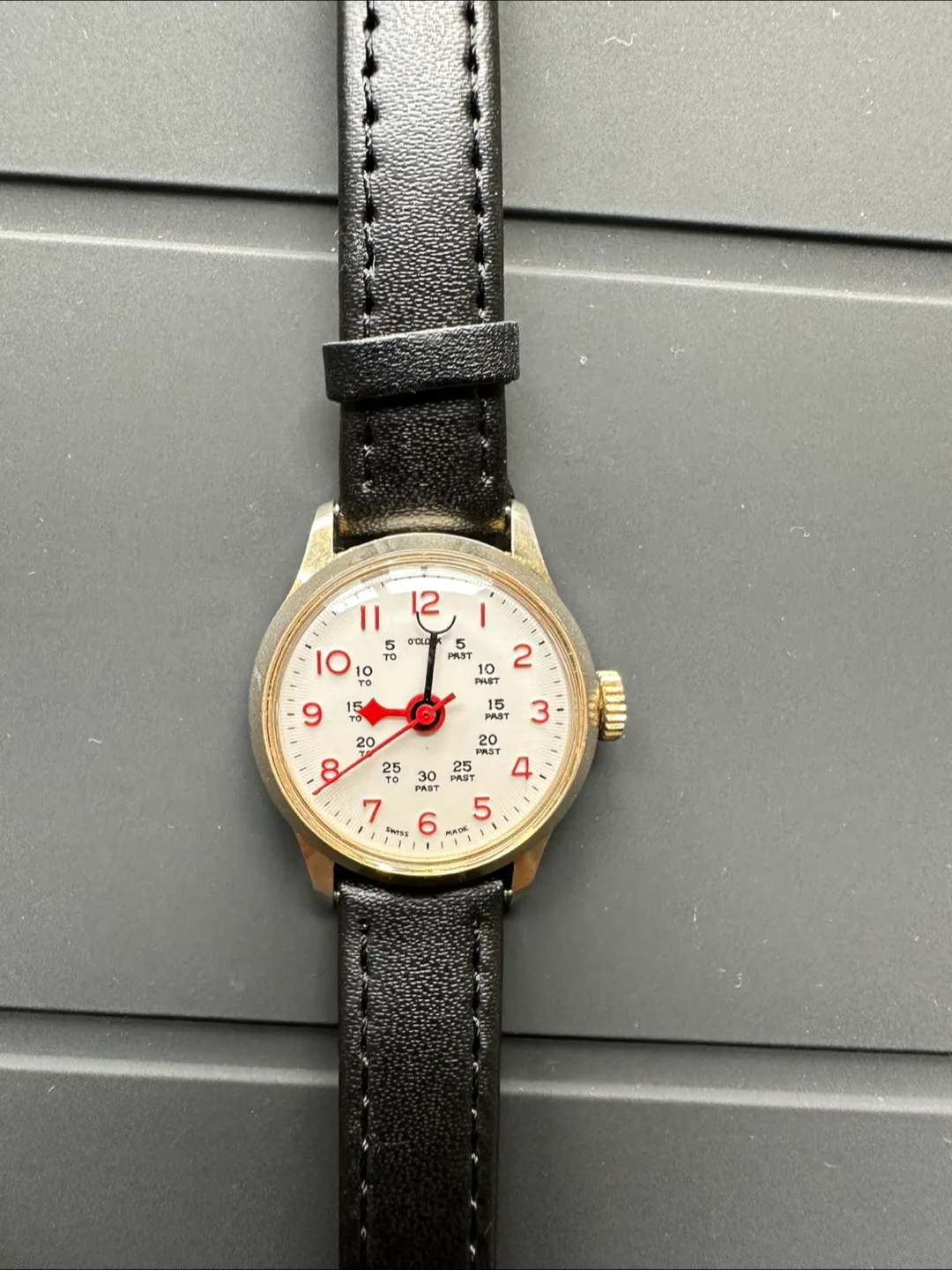Vintage Mechanical Wristwatch with Leather Strap image indicator(2)
