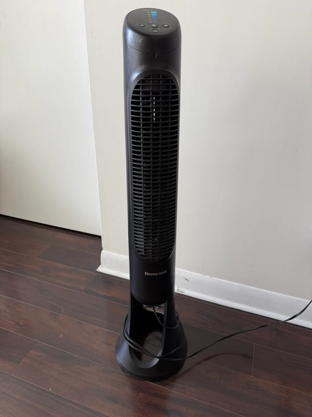 Honeywell Tower Fan with Remote thumbnail