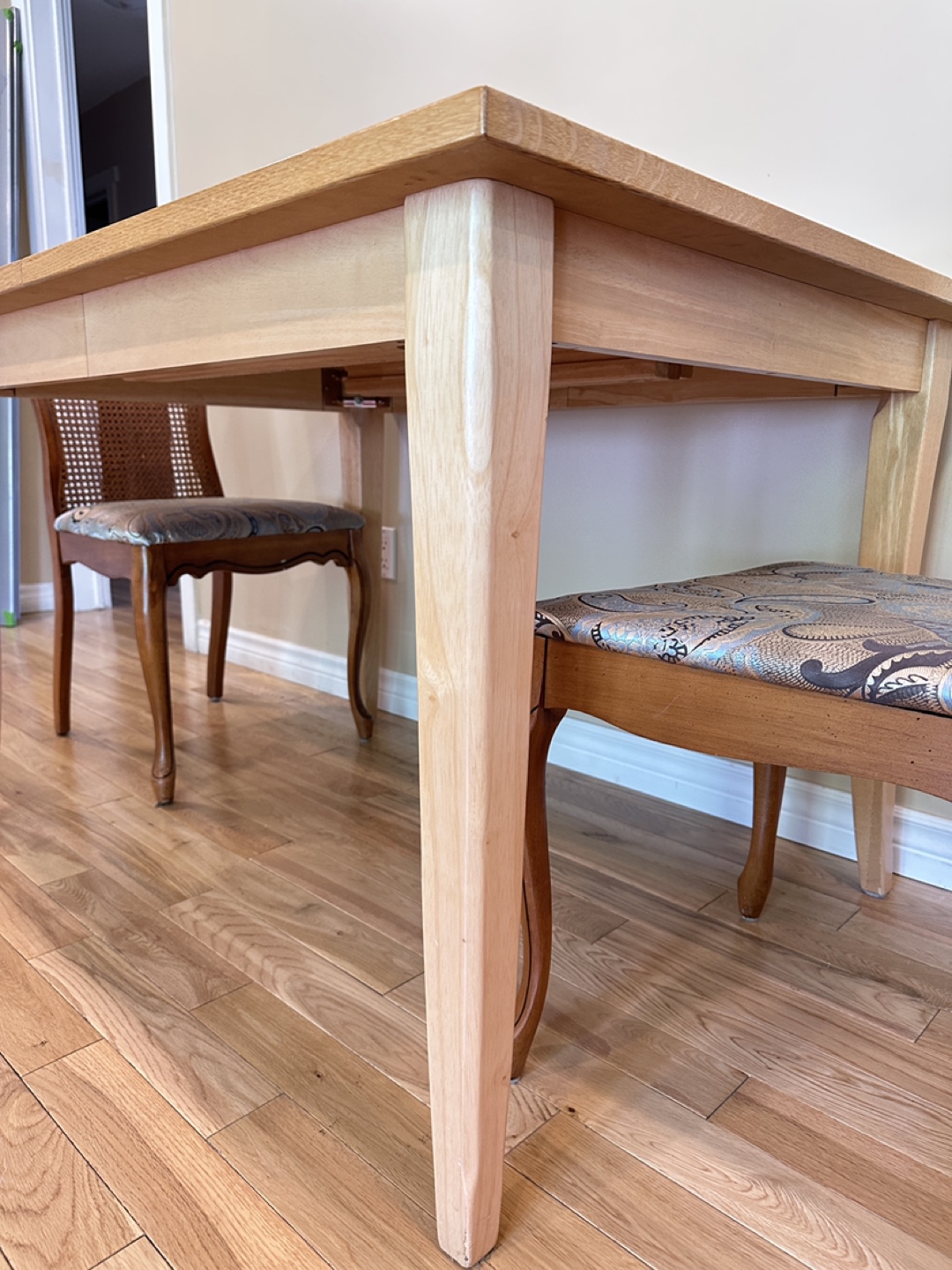 Extendable Wood Dining Table with 2 Chairs (CAN DELIVER) - photo 5