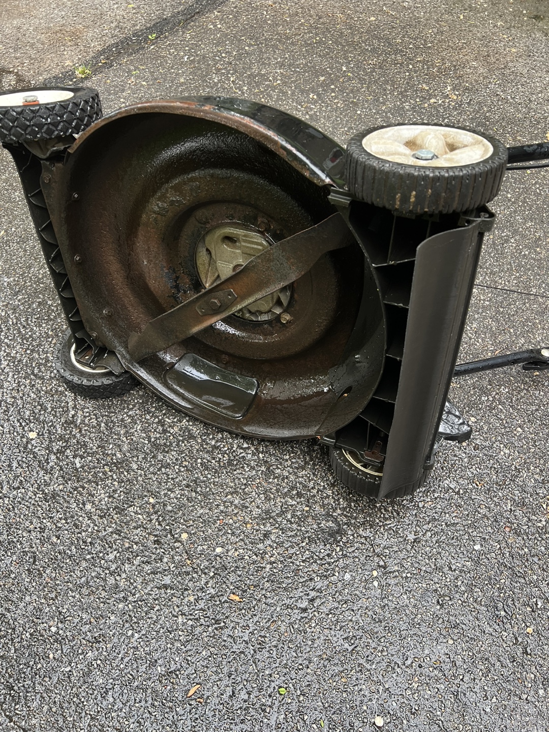 Yard Machines Lawnmower - photo 3