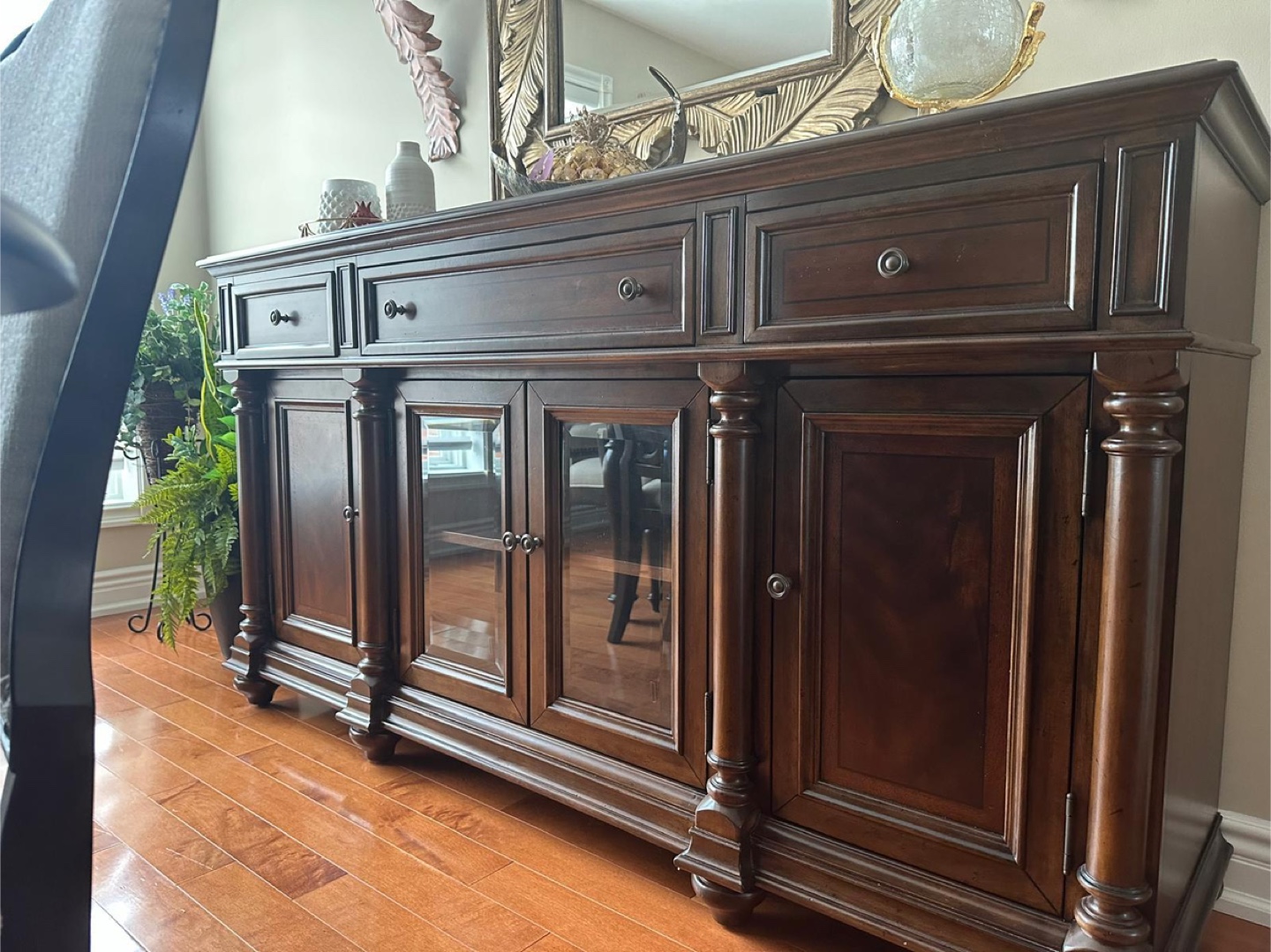 Elegant Dining Table - photo 5