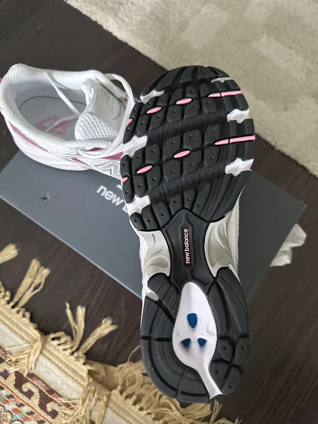 New Balance 530 Running Shoes White Pink 6.5 US image indicator(2)