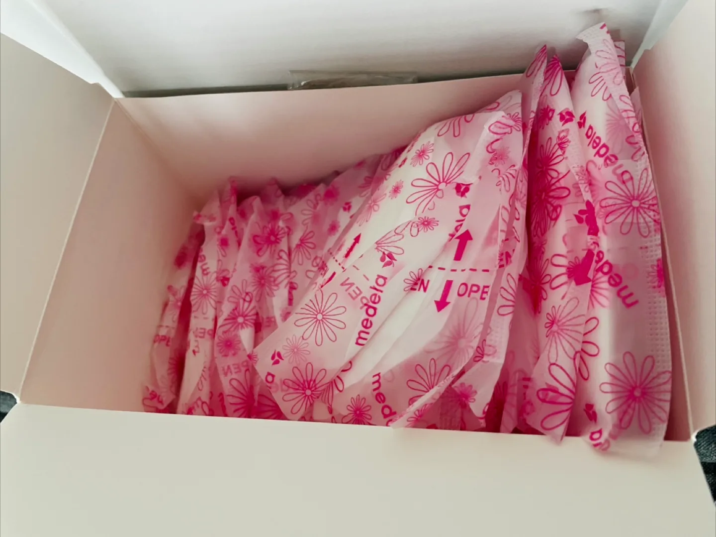 Medela Safe & Dry Disposable Nursing Pads image indicator(2)