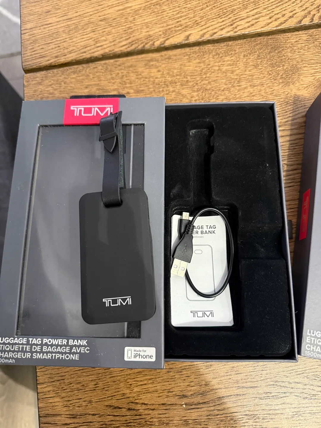 TUMI Luggage Tag Power Bank image indicator(2)