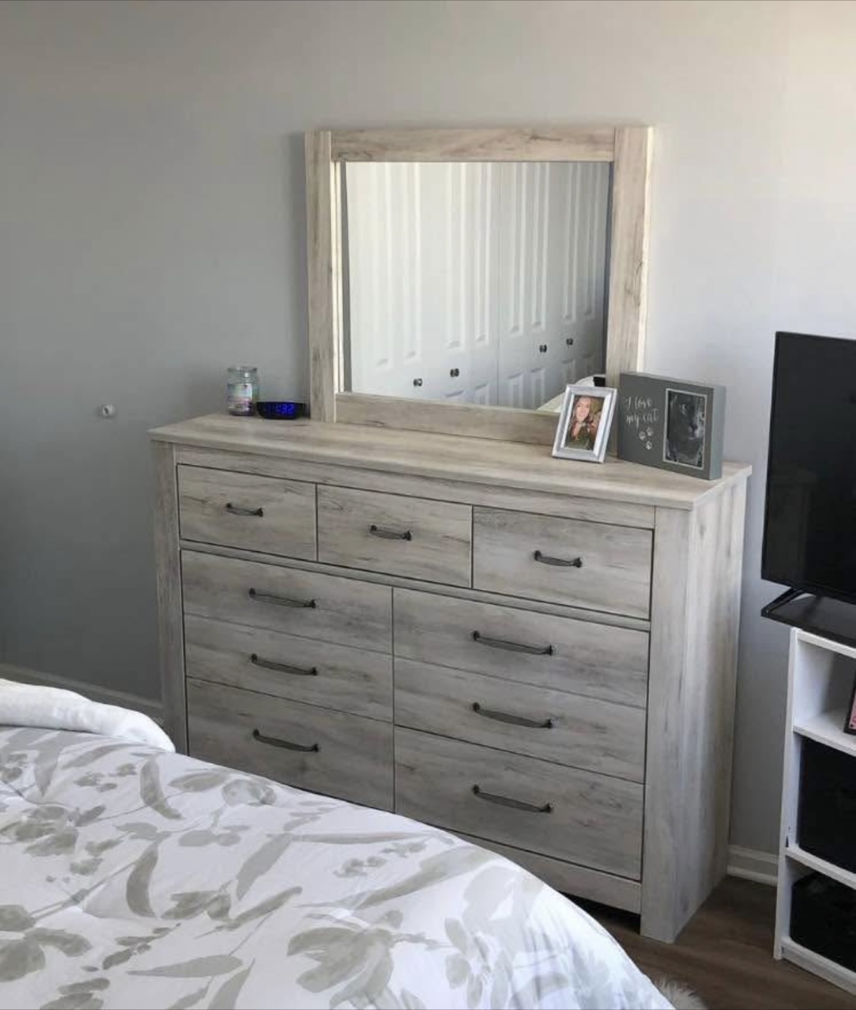 Farmhouse-Style Bedroom Furniture Set - photo 4