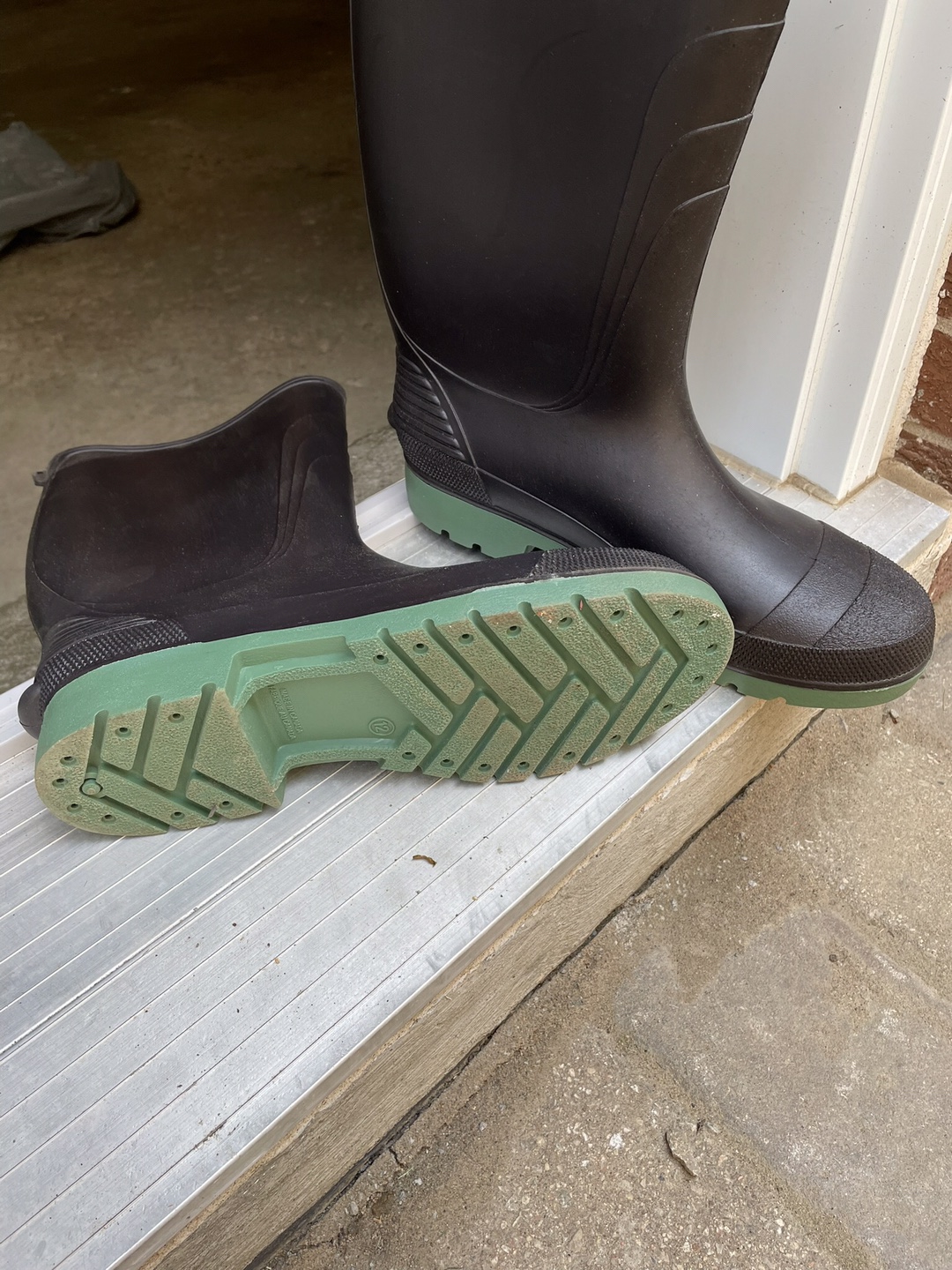 Black rubber boots with green soles - photo 2