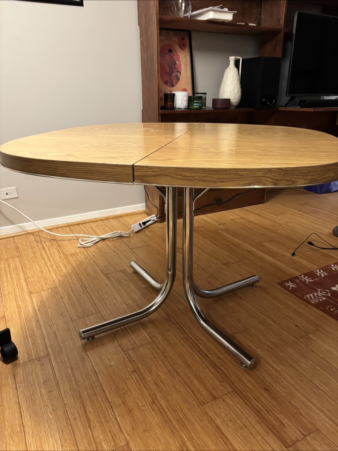 Round Dining Table - photo 2