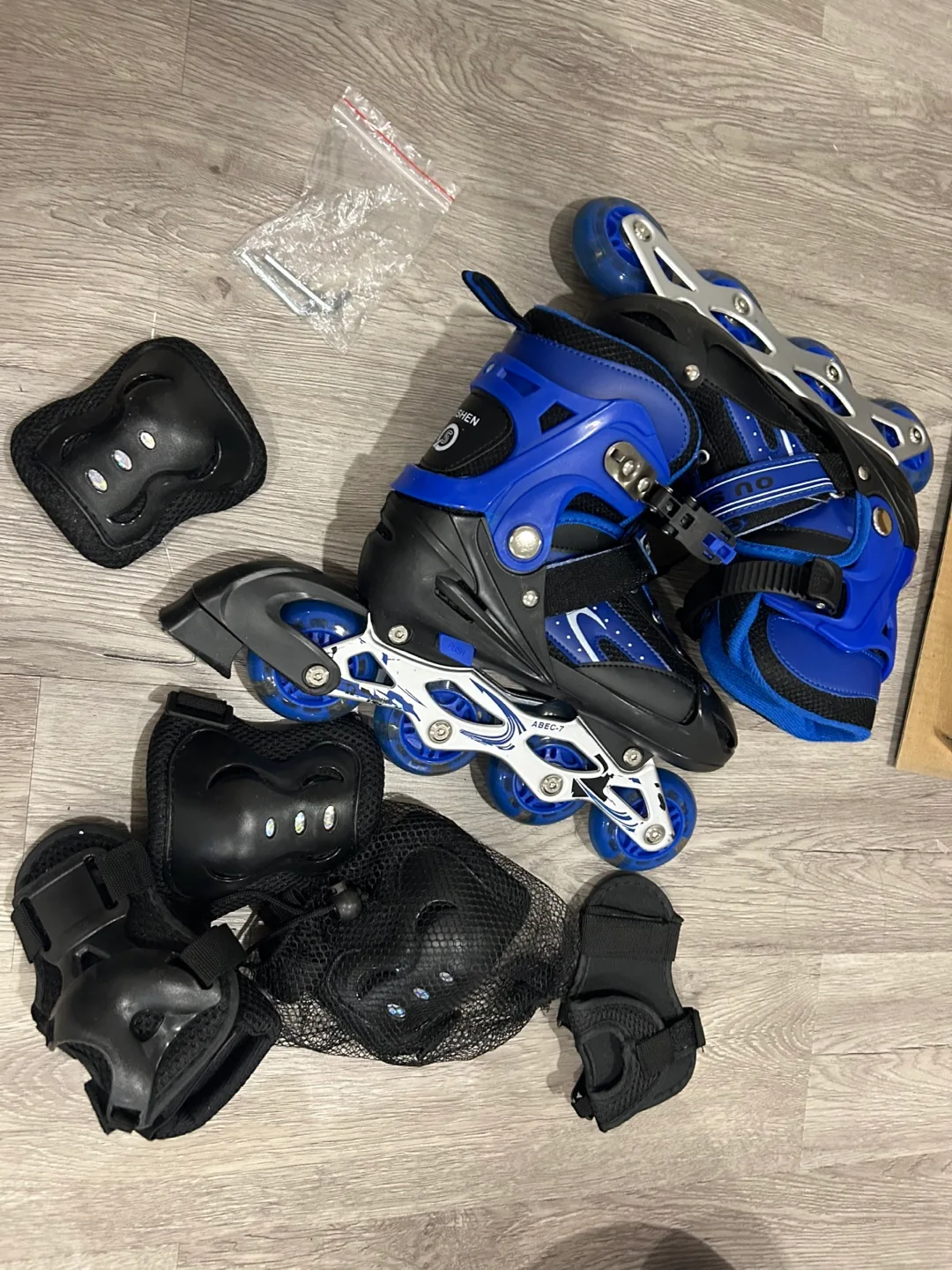Adjustable Rollerblades with Safety Gear set image indicator(4)