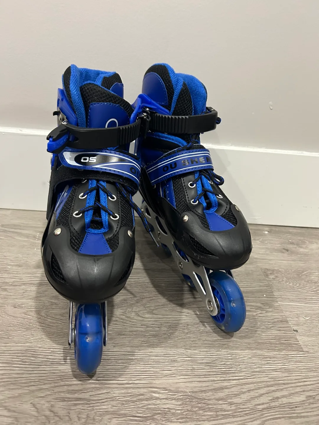 Adjustable Rollerblades with Safety Gear set image indicator(2)